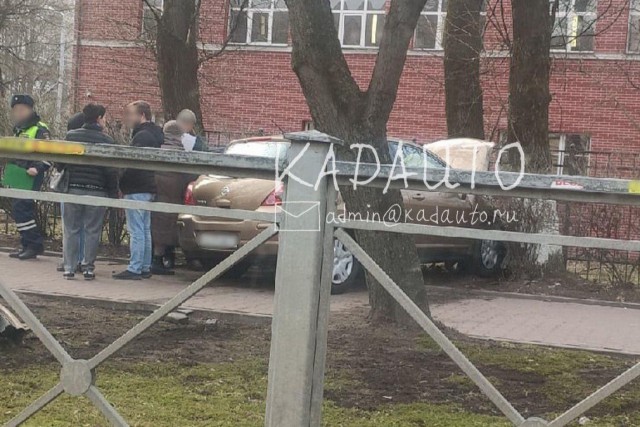 На улице Фрунзе в Калининграде машина вылетела на тротуар и врезалась в забор школы