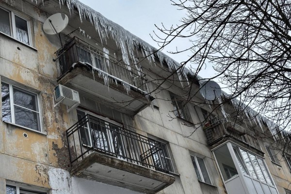 «Начинать нужно с себя»: власти рассказали, кто должен убирать сосульки с крыш в Калининграде (фото)