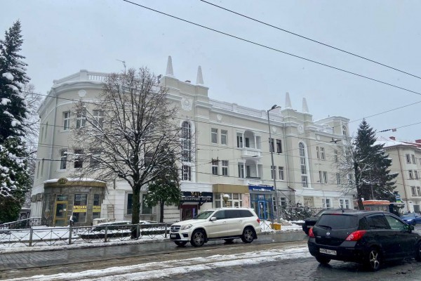 На проспекте Мира в Калининграде завершают ремонт старинного дома с обелисками (фото)