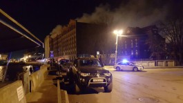 На Правой набережной в Калининграде пожарные всю ночь тушили мукомольный завод (видео)