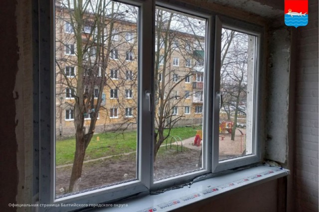 В Балтийске вставили 216 окон в повреждённые во время взрыва дома