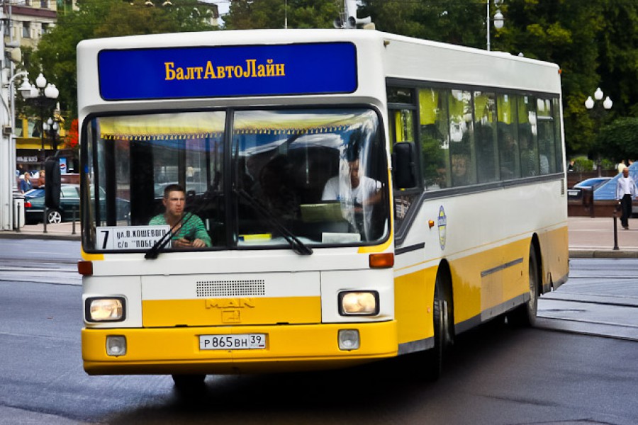 На улице Судостроительной в Калининграде автобус «БалтАвтоЛайна» переехал ноги пенсионерке