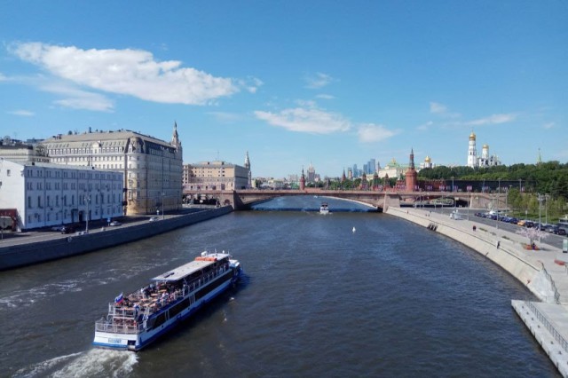 В центре Москвы калининградец упал в реку, пытаясь достать свой паспорт