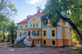 Рядом со старинной виллой на Верхнем озере в Калининграде разрешили вырубить 14 деревьев