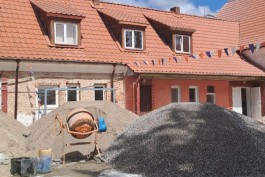 В посёлке Домново приступили к ремонту фасада старинной школы