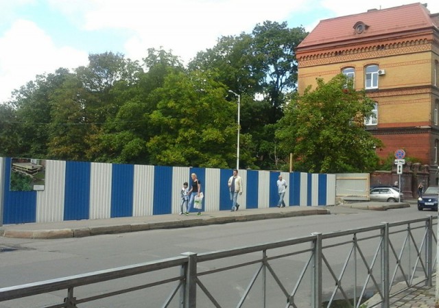 На ул. Клинической в Калининграде перекрыли бесплатную парковку (фото)