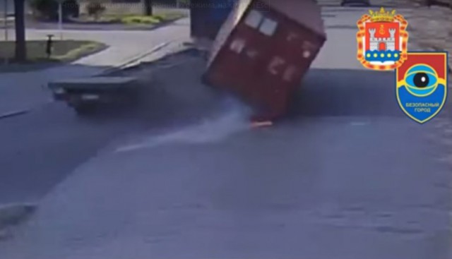 Падение контейнера с фуры в Калининграде попало на записи видеокамер (видео)