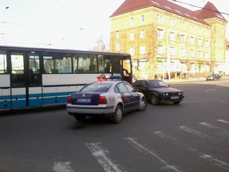 В центре Калининграда столкнулись рейсовый автобус и БМВ: движение затруднено