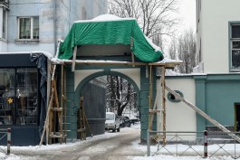 В Калининграде повредили отремонтированную арку исторического дома на Багратиона (фото)