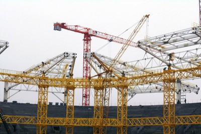 Строители стадиона в Калининграде смонтировали последний угловой блок крыши (фото)