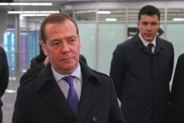 Медведев: Когда приезжаю в Калининград, специально сажусь за руль и смотрю, как строятся дороги