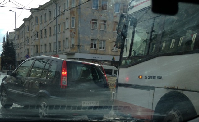 На проспекте Мира в Калининграде автобус врезался в легковушку: образовалась пробка