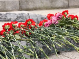 Калининградцы потоптались по цветам, возложенным к памятнику в День Победы