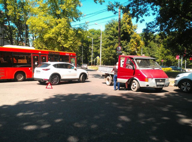 Из-за ДТП в районе улицы Островского в Калининграде образовалась пробка