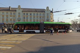 В центре Калининграда сошёл с рельсов трамвай «Корсар»