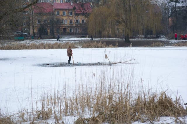 МЧС: Ежегодно 10-15 машин в Калининградской области проваливается под лёд