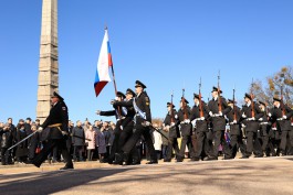 К мемориалу 1200 гвардейцам в Калининграде возложили цветы в годовщину штурма Кёнигсберга (фото)