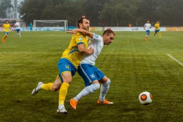 Виталий Каленкович борется за мяч с игроком из Владивостока