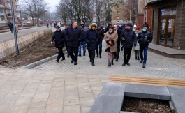 «Плитка шатается, барбарис колется»: как чиновники проверяли затянувшийся ремонт улицы Рокоссовского (видео)