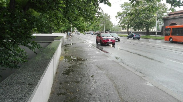 На новом тротуаре на улице Черняховского пешеходов смоет водой
