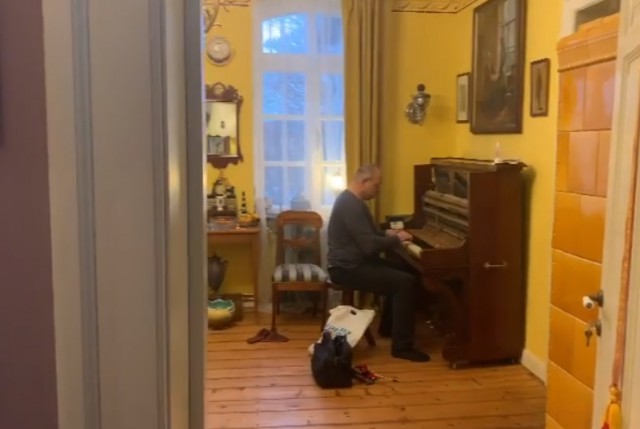 Историк моды Александр Васильев вернул в Калининградскую область трофейное пианино из Кёнигсберга