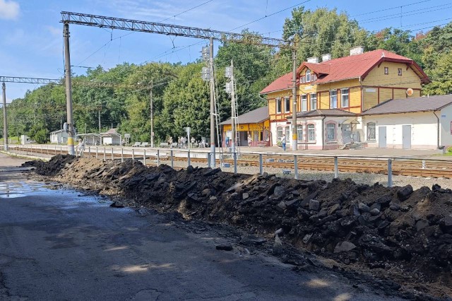 В Светлогорске приступили к ремонту дороги возле старинного вокзала Раушен-Орт