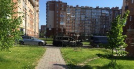 Полиция Калининграда проверяет версию поджога автомобилей на ул. Римской (видео)