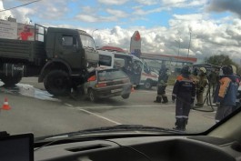 На перекрёстке Емельянова и Энергетиков «Хонда» влетела под КамАЗ: водитель легковушки погиб