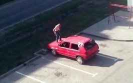 В Чкаловске полуголый мужчина прыгал на капоте «Фольксвагена» (видео)