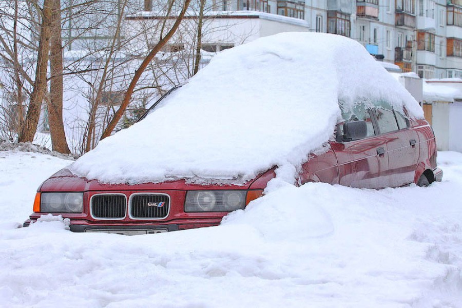 Житель Черняховска подал в суд на управляющую компанию за повреждённый снегом автомобиль