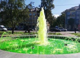 «Тархун!»: фонтан в сквере у памятника «Мать-Россия» стал зелёным из-за антифриза