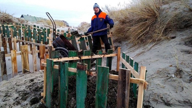 «Не дождался властей»: житель Балткосы сам строит авандюну, чтобы спастись от подтоплений