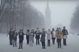 «С ожившими хомлинами и оркестром под снегом»: в Калининграде сняли музыкальный фильм об одарённых детях региона (видео)