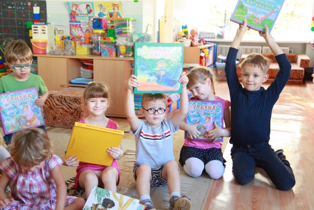 В Калининграде АВТОТОР подарил слабовидящим детям «говорящие» книги