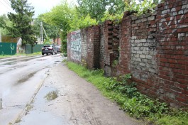 В Калининграде для строительства тротуара снесут старую немецкую стену рядом с роддомом №3