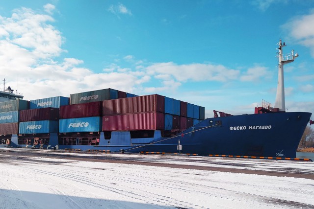 Для доставки грузов в Калининградскую область запустили новый контейнеровоз
