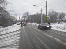 На улице Емельянова в Калининграде автомобиль сбил женщину на переходе и скрылся