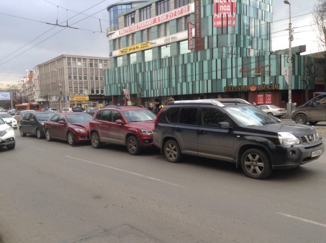 На Ленинском проспекте в Калининграде столкнулись четыре автомобиля (фото)
