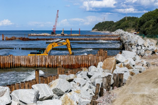 Для строительства волноломов на побережье Светлогорска завезут более 100 тысяч тонн камня  