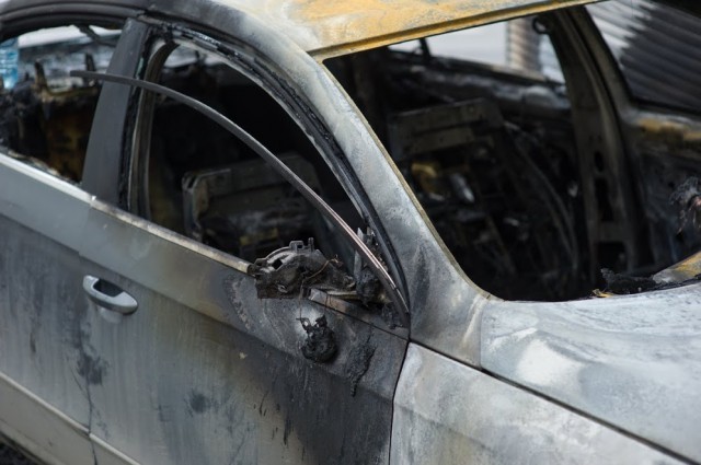 Ночью на улице Новикова в Калининграде загорелись три автомобиля