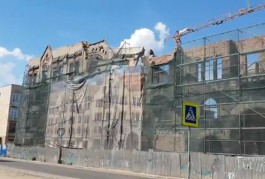 У здания Кройц-аптеки в Калининграде обрушилась часть фасада (видео)