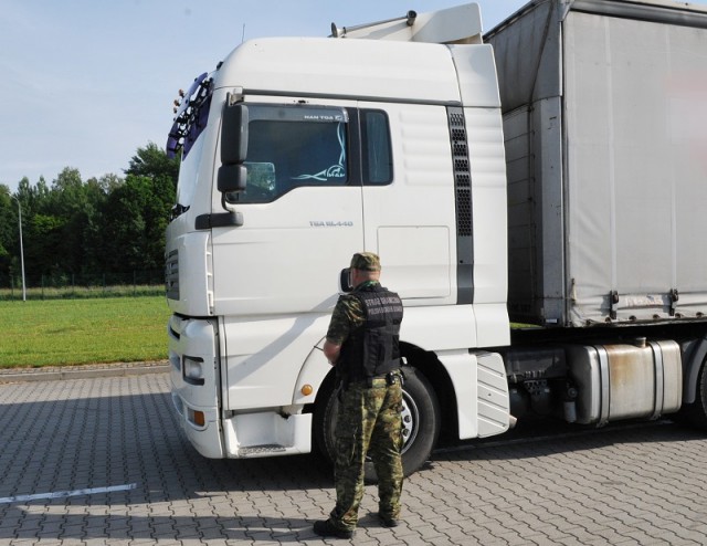 Житель Калининграда пытался выехать в Польшу на угнанном в Испании грузовике