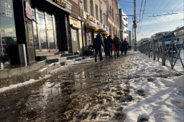 «Лужи снега»: как в центре Калининграда убирают дороги и тротуары
