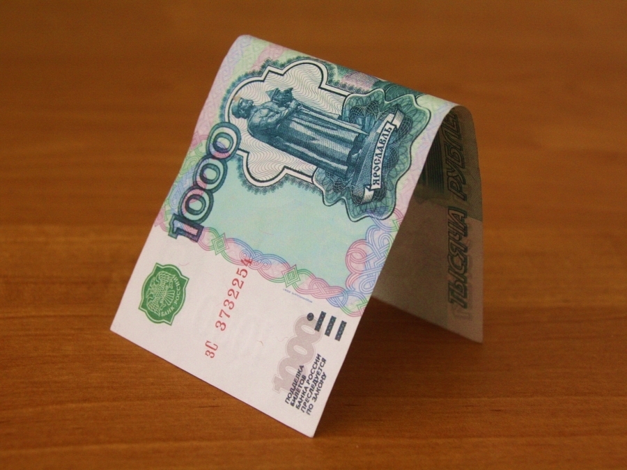 Рубль укрепляется к мировым валютам