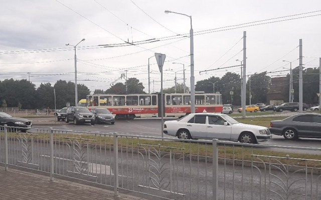 На площади Василевского в Калининграде трамвай столкнулся с легковушкой: движение затруднено