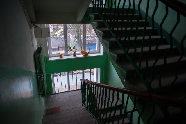 Жительница Калининграда разбила телефон соседки после замечания о немытых лестницах в подъезде