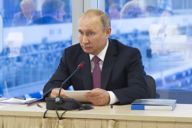 Путин одобрил идею сделать день общероссийского голосования по Конституции выходным