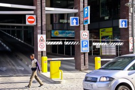 Операторы парковок в ТЦ «Европа» и «Акрополь» не могут найти оборудование для поминутной тарификации