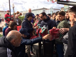 В центре Калининграда бесплатно раздают атрибутику для болельщиков от короля Марокко (фото)