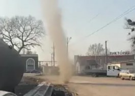 В Калининграде сняли на видео пыльный вихрь